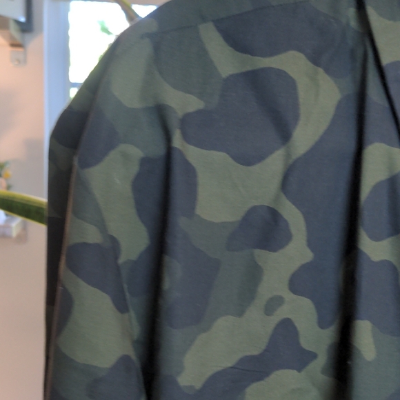 HUGO Men's Camouflage Button Down Shirt - Green and Black - Picture 7 of 10